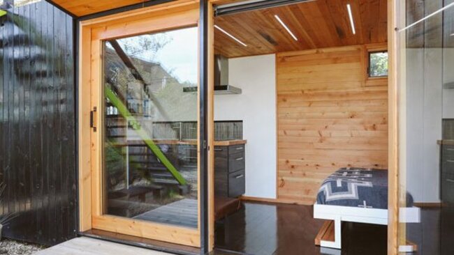 Casa pequeña con puertas correderas